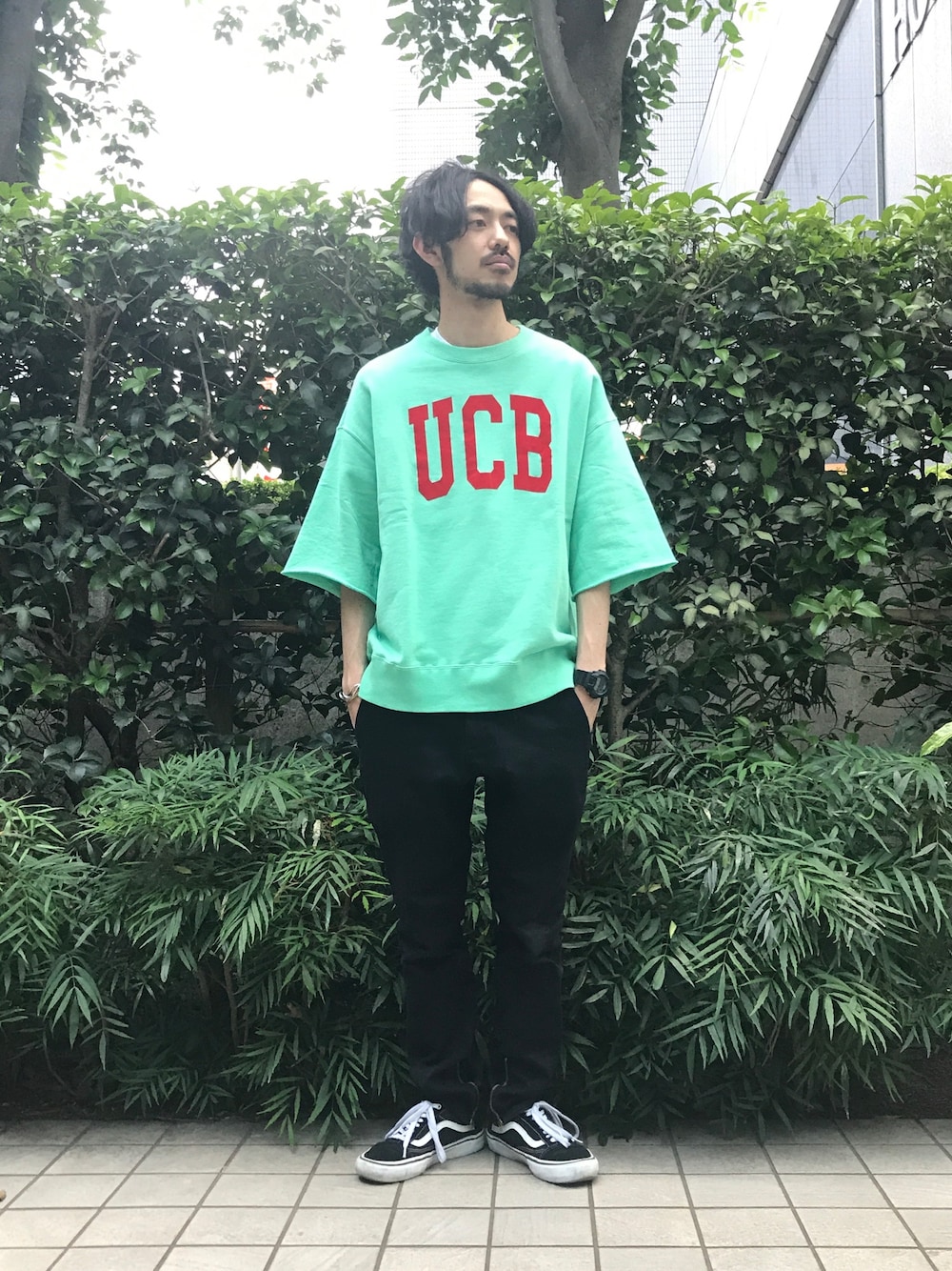 「ラフ、カジュアルコーデ、オトナカジュアル、シンプルコーデ、VANS、ベネトン、ビッグシルエット、ストリート、オールドスクール、タックパンツ」｜「UNITED COLORS OF BENETTON.のアイテム（スウェット、グリーン系）」を使った、モリタさん（メンズ・171cm）の夏コーディネートの1枚目の写真