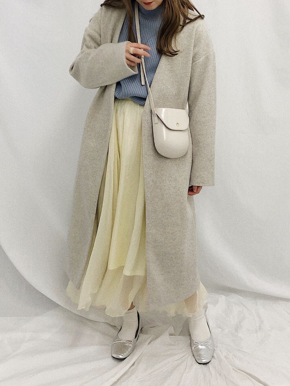 「ニット、フレアスカート、ブルー、ハイネック、ロングコート、キレイめ、プチプラ、プリーツスカート、apresjourmignon」｜「apres jour mignonのVカラーコート【ZOZOTOWN限定アイテム】（その他アウター、ベージュ系）」を使った、apresjour mignonさん（レディース・160cm）の冬コーディネートの1枚目の写真