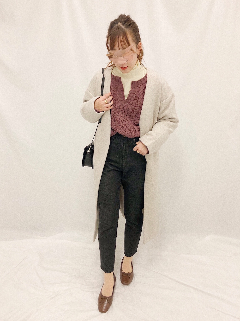 「ニット、ピンク、ハイネック、レイヤードスタイル、ロングコート、プチプラ、テーパードデニム、キーネック、apresjourmignon」｜「apres jour mignonのVカラーコート【ZOZOTOWN限定アイテム】（その他アウター、ベージュ系）」を使った、apresjour mignonさん（レディース・160cm）の冬コーディネートの1枚目の写真