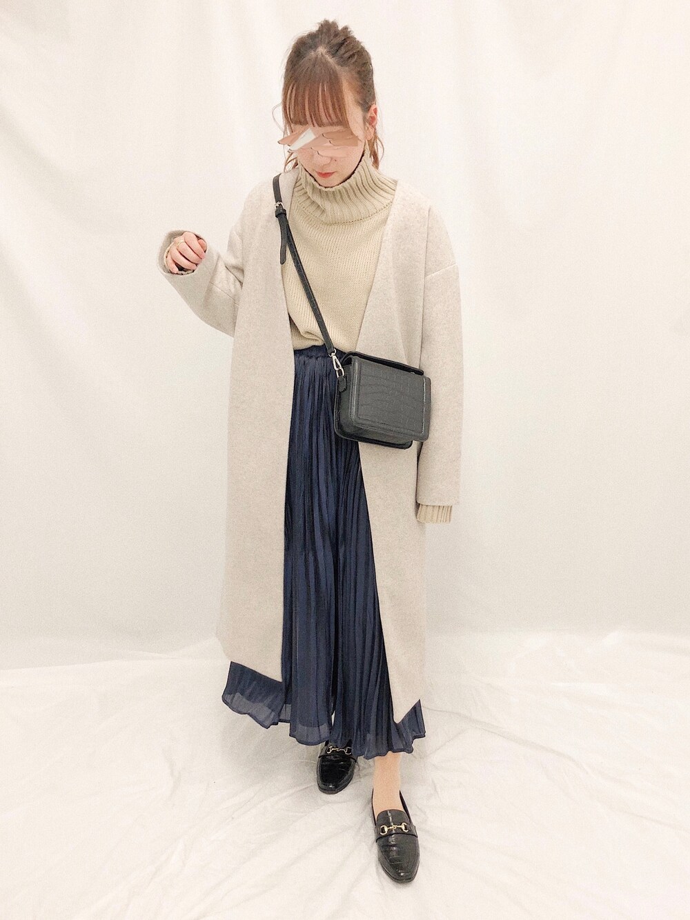 「大人カジュアル、冬コーデ、プチプラ、apresjourmignon、プリーツスカート、ロンクスカート」｜「apres jour mignonのVカラーコート【ZOZOTOWN限定アイテム】（その他アウター、ベージュ系）」を使った、apresjour mignonさん（レディース・160cm）の冬コーディネートの1枚目の写真