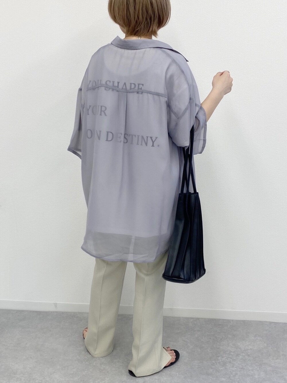 パープル系のシャツ/ブラウス、ホワイト系のその他パンツ、ブラック系のトートバッグを着用したレディースの夏コーディネートの1枚目の写真