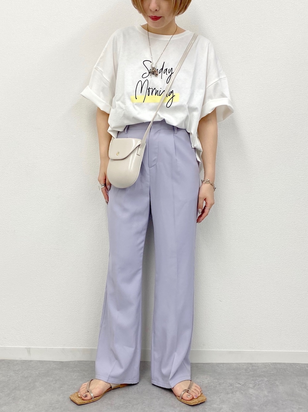 「カラーパンツ、パープル、夏だ！Tシャツ着よう！、低身長コーデ、低身長、パンツスタイル、apresjourmignon、アプレジュールミニョン、シンプルコーデ、プチプラ」｜「apres jour mignonのアソートルーズTシャツ２【ZOZOTOWN限定アイテム】（Tシャツ/カットソー、ホワイト系）」を使った、apresjour mignonさん（レディース・154cm）の夏コーディネートの1枚目の写真