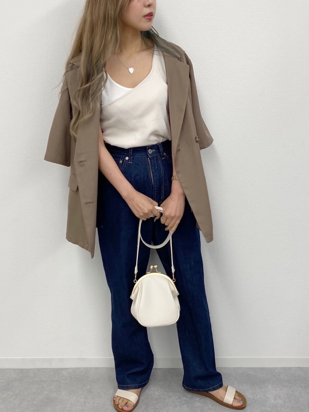「大人カジュアル、ジャケット、ジャケット　デニム、きれいめカジュアル、アプレジュールミニョン、apresjourmignon、プチプラ、サンダルコーデ、デニム、パンツスタイル」｜「apres jour mignonのリネンライクジャケット【ZOZOTOWN限定アイテム】（テーラードジャケット、ブラウン系）」を使った、apresjour mignonさん（レディース・156cm）の夏コーディネートの1枚目の写真