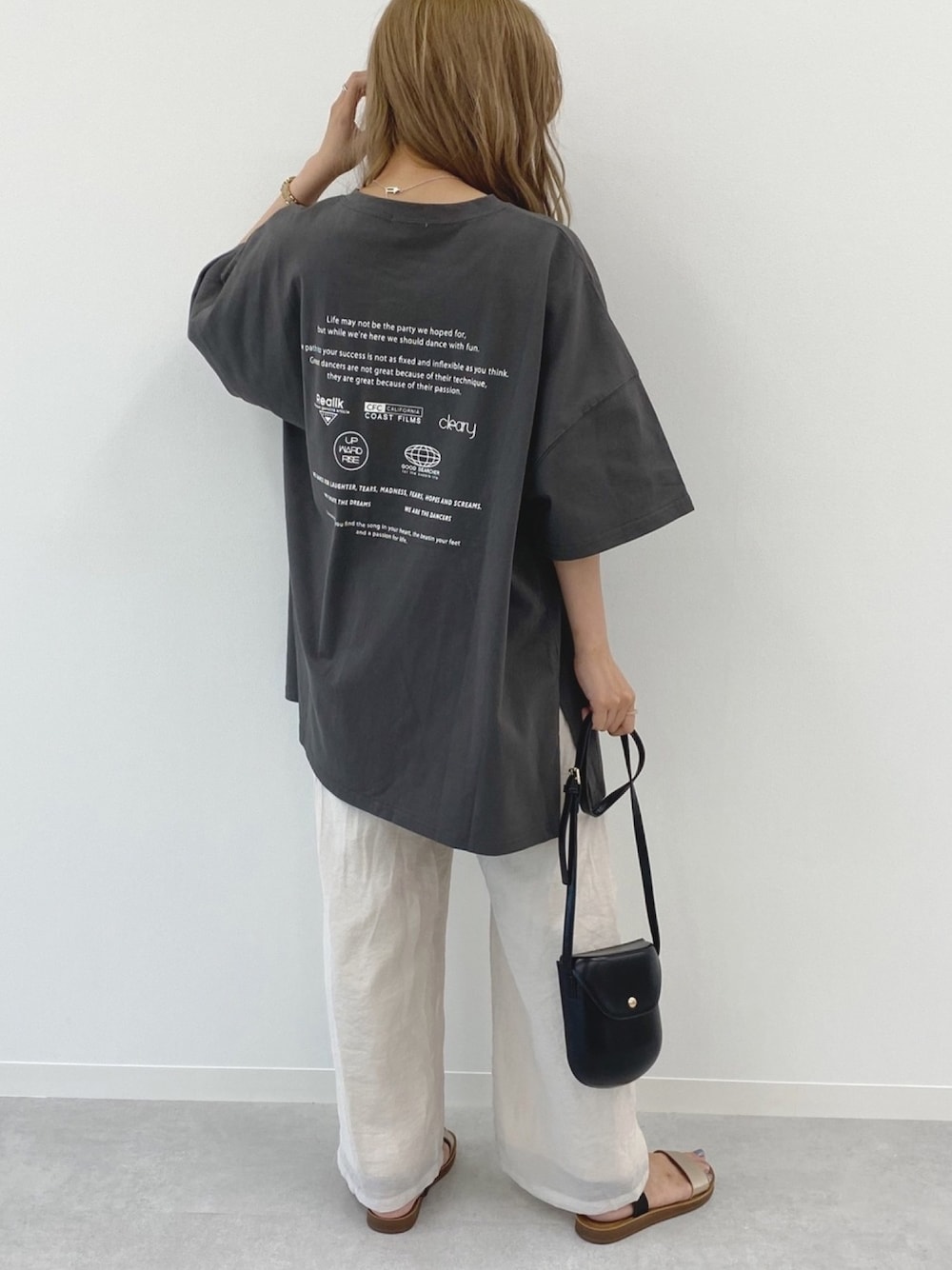 「大人カジュアル、ラフ、Tシャツ、サンダル、アプレジュールミニョン、apresjourmignon、プチプラコーデ、プチプラ、バックプリント、ビッグシルエット」｜「apres jour mignonのシアークロスイージーパンツ【ZOZOTOWN限定アイテム】（その他パンツ、ホワイト系）」を使った、apresjour mignonさん（レディース・156cm）の夏コーディネートの1枚目の写真