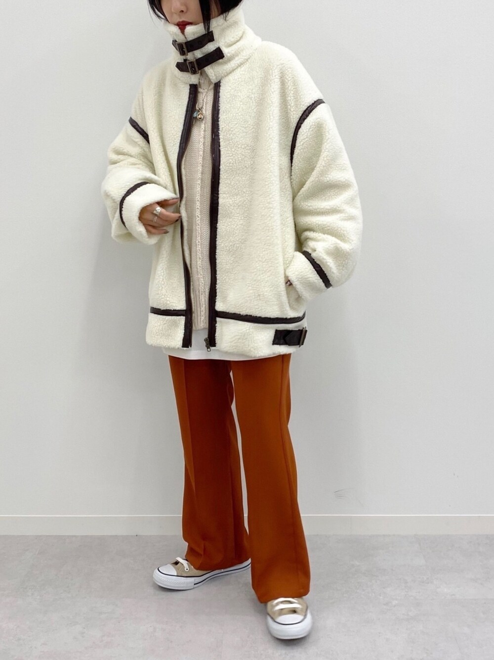 「冬コーデ、アウター、フライトジャケット、カラーパンツ、ボアブルゾン、ボア、低身長コーデ、プチプラ、apresjourmignon、アプレジュールミニョン」｜「apres jour mignonのボアフライトジャケット【ZOZOTOWN限定アイテム】★20AW（ブルゾン、ホワイト系）」を使った、apresjour mignonさん（レディース・154cm）の秋コーディネートの1枚目の写真