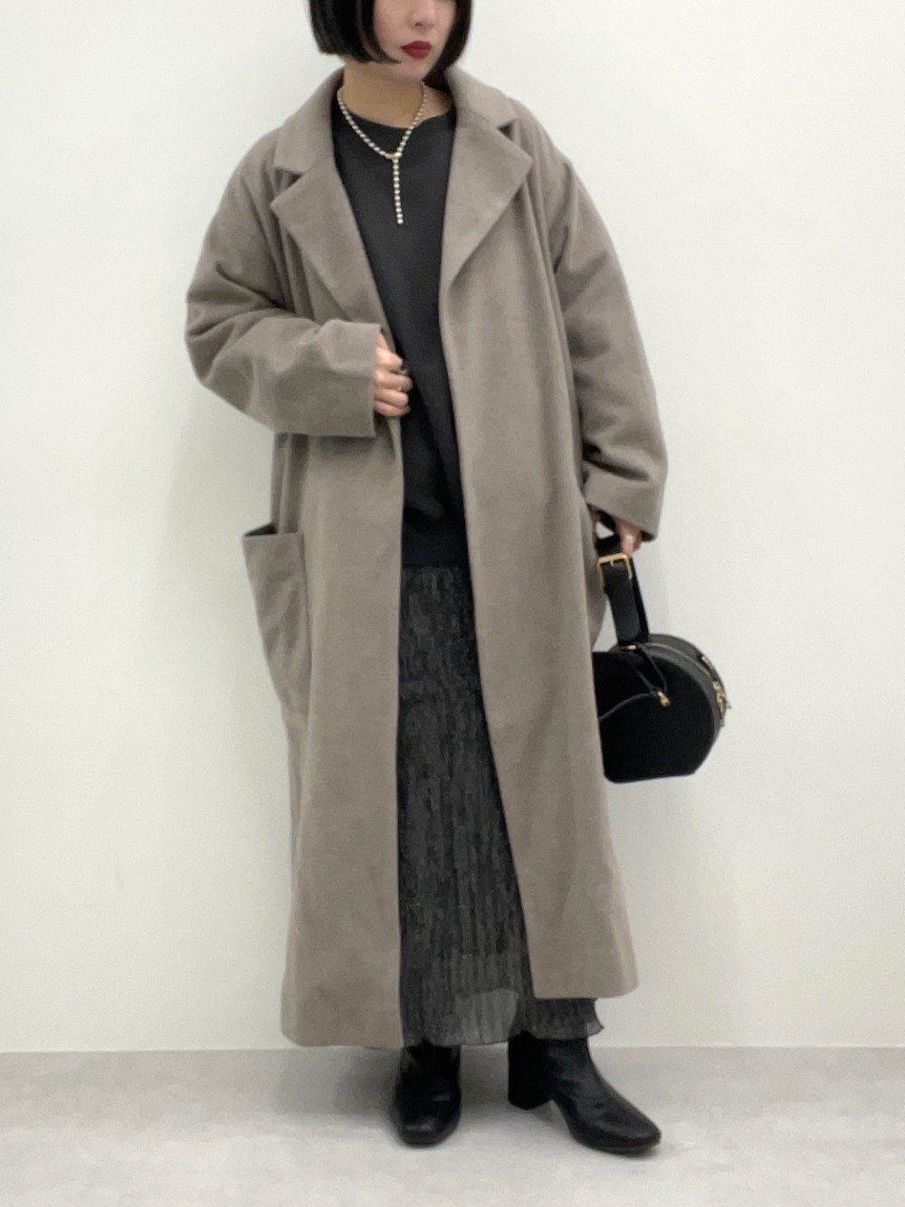 「ロングコート、ブラック、ショートブーツ、アプレジュールミニョン、apresjourmignon、プチプラ、プチプラコーデ、プリーツスカート、スウェット、きれいめカジュアル」｜「apres jour mignonのガウンコート【ZOZOTOWN限定アイテム】★20AW（チェスターコート、ブラウン系）」を使った、apresjour mignonさん（レディース・154cm）の冬コーディネートの1枚目の写真