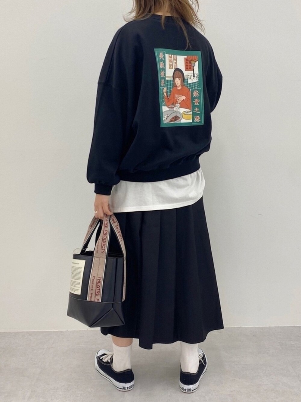 その他のスウェット、ホワイト系のTシャツ/カットソー、ブラック系のスカートを着用したレディースの冬コーディネートの1枚目の写真