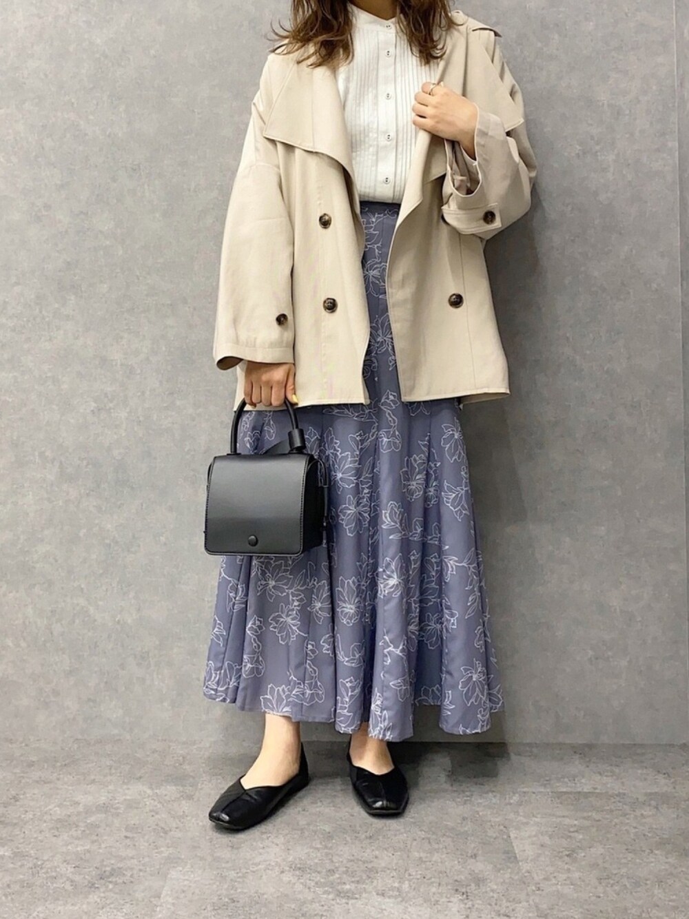 「休日スタイル、アプレジュールミニョン、apresjourmignon、大人カジュアル、春コーデ、春アウター、プチプラ、きれいめカジュアル、トレンチコート」｜「apres jour mignonの線画花柄マーメイドスカート【ZOZOTOWN限定アイテム】（スカート、ブルー系）」を使った、apresjour mignonさん（レディース・163cm）の春コーディネートの1枚目の写真