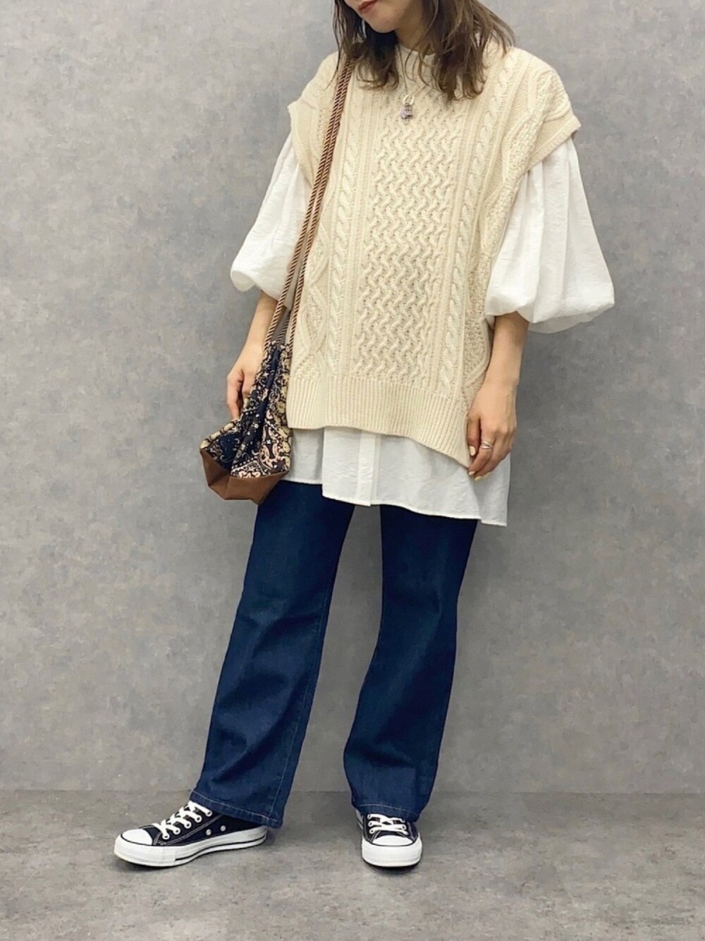 ホワイト系のシャツ/ブラウス、ホワイト系のベスト、ブルー系のデニムパンツを着用したレディースの春コーディネートの1枚目の写真