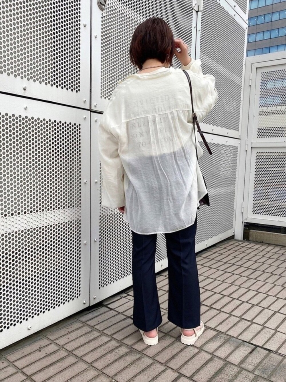 ホワイト系のシャツ/ブラウス、ホワイト系のTシャツ/カットソー、ブラック系のその他パンツを着用したレディースの春コーディネートの1枚目の写真