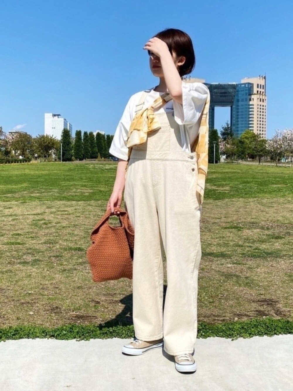 「apresjourmignon、アプレジュールミニョン、大人カジュアル、春夏コーデ、大人コーデ、プチプラ、プチプラコーデ、休日コーデ、たすき掛け、柄シャツ」｜「apres jour mignonのバンドカラークレリックシャツ【ZOZOTOWN限定アイテム】（シャツ/ブラウス、イエロー系）」を使った、apresjour mignonさん（レディース・163cm）の春コーディネートの1枚目の写真