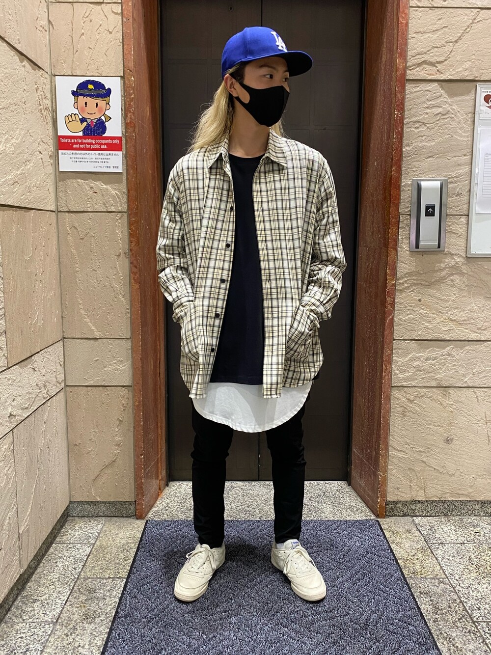 ベージュ系のシャツ/ブラウス、ブラック系のTシャツ/カットソー、ブラック系のその他パンツを着用したメンズの春コーディネートの1枚目の写真