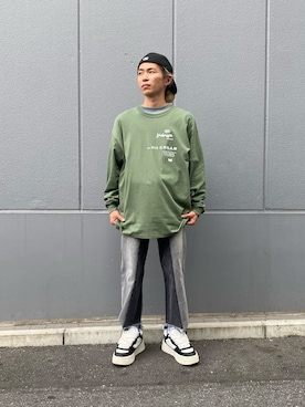 「KaneZ（ケインズ）のアイテム（Tシャツ/カットソー）」を使った、佐藤友則さん（メンズ・165cm）の秋コーディネート