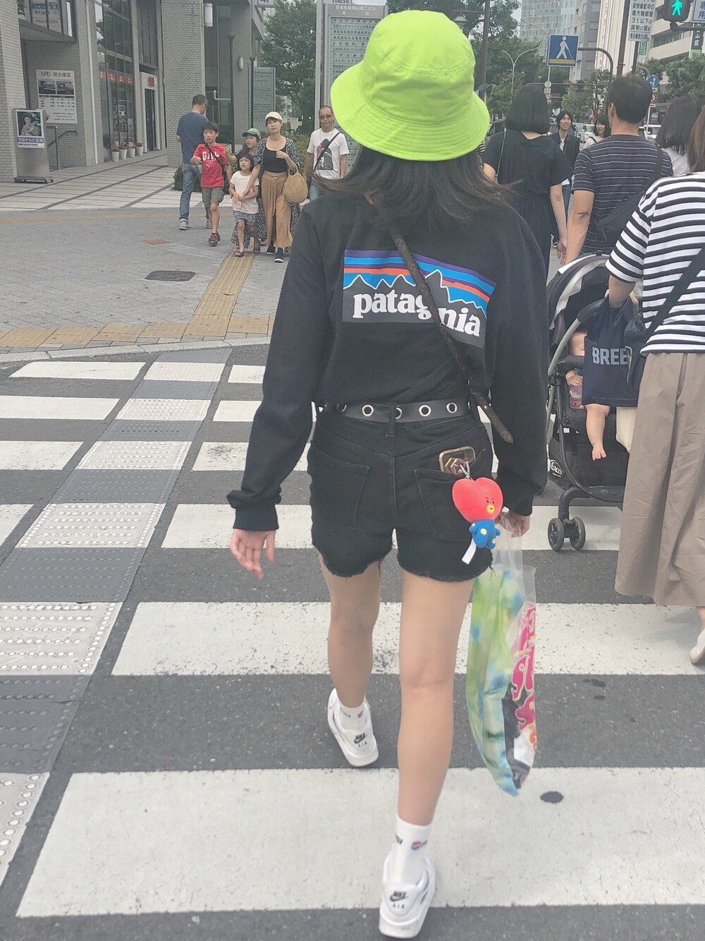 「パンツスタイル、低身長、ピープス女子」｜「patagoniaのpatagonia/パタゴニア メンズ・ロングスリーブ・P-6ロゴ・コットン・Tシャツ（Tシャツ/カットソー、ブラック系）」を使った、yukoworld123さん（レディース・153cm）の冬コーディネートの1枚目の写真