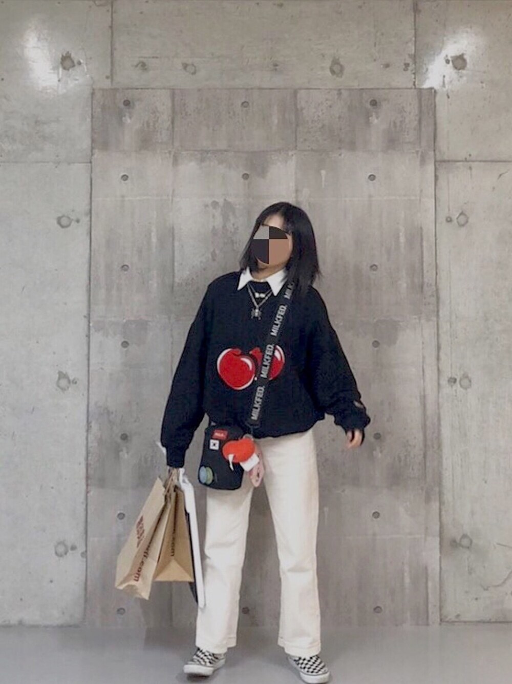 「韓国ファッション、韓国ブランド、Kstyle、シンプルコーデ、パンツスタイル、kirsh」｜「KIRSHのBIG CHERRY SWEATSHIRT / ビッグチェリースウェットOG（スウェット、ブラック系）」を使った、yukoworld123さん（レディース・153cm）の春コーディネートの1枚目の写真