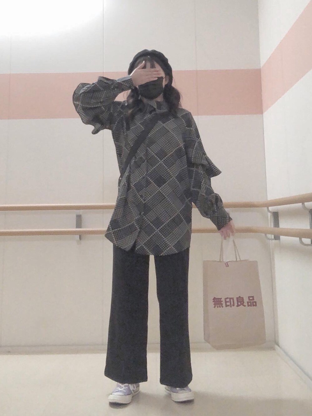 「大人カジュアル、シンプル、ラクチンコーデ、大人コーデ、今日のコーデ、ラフコーデ、韓国ファッション、シンプルコーデ」｜「JEANASISのアイテム（シャツ/ブラウス、ブラック系）」を使った、yukoworld123さん（レディース・153cm）の冬コーディネートの1枚目の写真