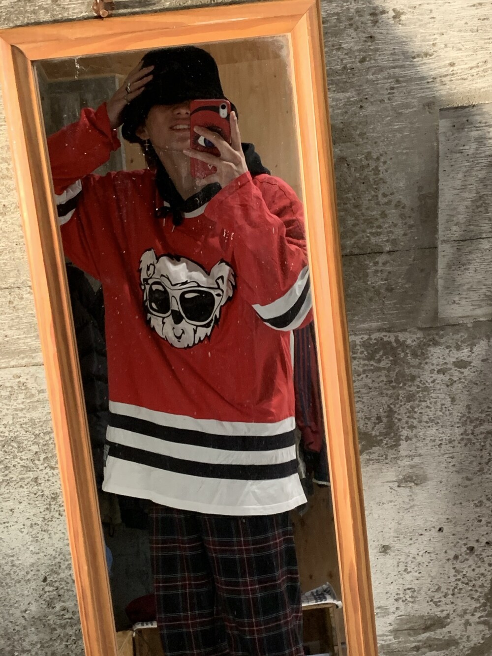 「ootd、チェックパンツ、ジョイリッチ(JOYRICH)、GU、AIVER、大学生、お洒落さんとつながりたい、ビッグシルエット、ボアハット、フォローミー」｜「JOYRICHのアイテム（Tシャツ/カットソー、レッド系）」を使った、fantasyさん（メンズ・171cm）の冬コーディネートの1枚目の写真