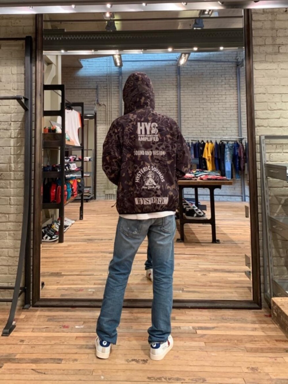 「スニーカー、デニム、Tシャツ、Hysteric Glamour、春コーデ、ヒステリックグラマー、ミリタリーコーデ」｜「HYSTERIC GLAMOURのスリムストレートデニムパンツ（デニムパンツ、ブルー系）」を使った、Paulさん（メンズ・175cm）の春コーディネートの1枚目の写真