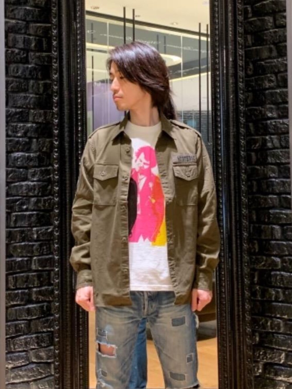 ブルー系のその他パンツ、ホワイト系のTシャツ/カットソーを着用したメンズの夏コーディネートの1枚目の写真