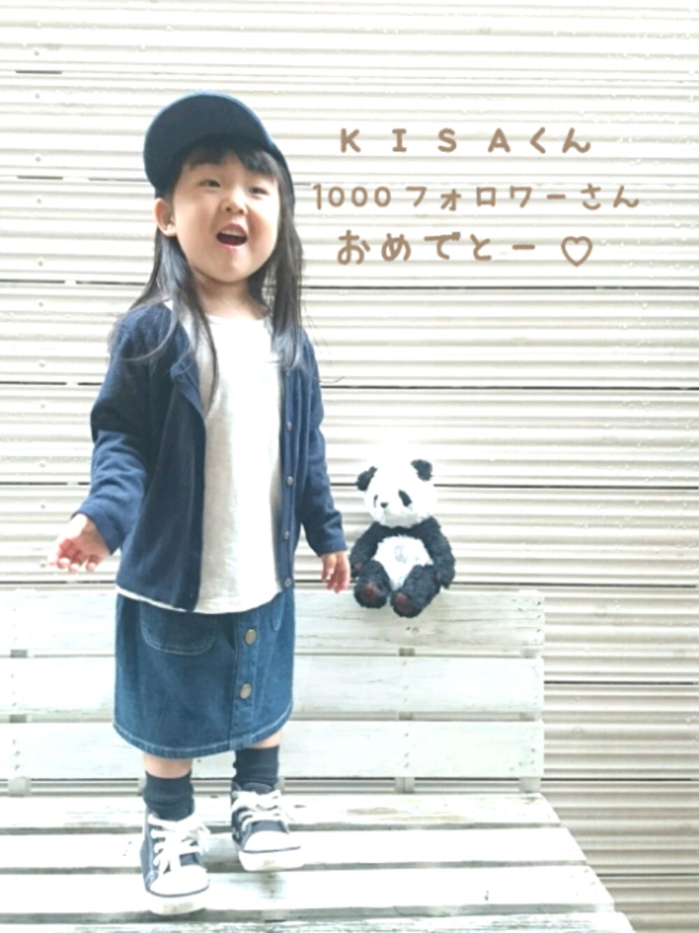 ブラック系のスニーカー、ブルー系のカーディガン/ボレロ、ブルー系のデニムスカートを着用したキッズの秋コーディネートの1枚目の写真