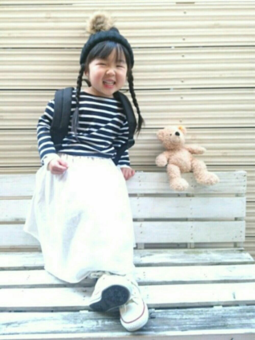 ブルー系のTシャツ/カットソー、ホワイト系のスニーカー、ホワイト系のセットアップを着用したキッズの冬コーディネートの1枚目の写真