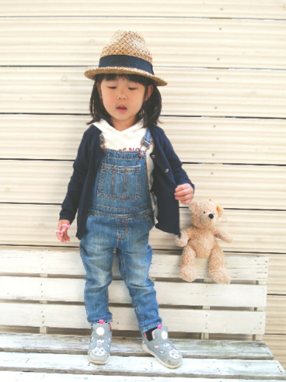 ホワイト系のパーカー、ブルー系のカーディガン/ボレロ、ホワイト系のスニーカーを着用したキッズの春コーディネートの1枚目の写真