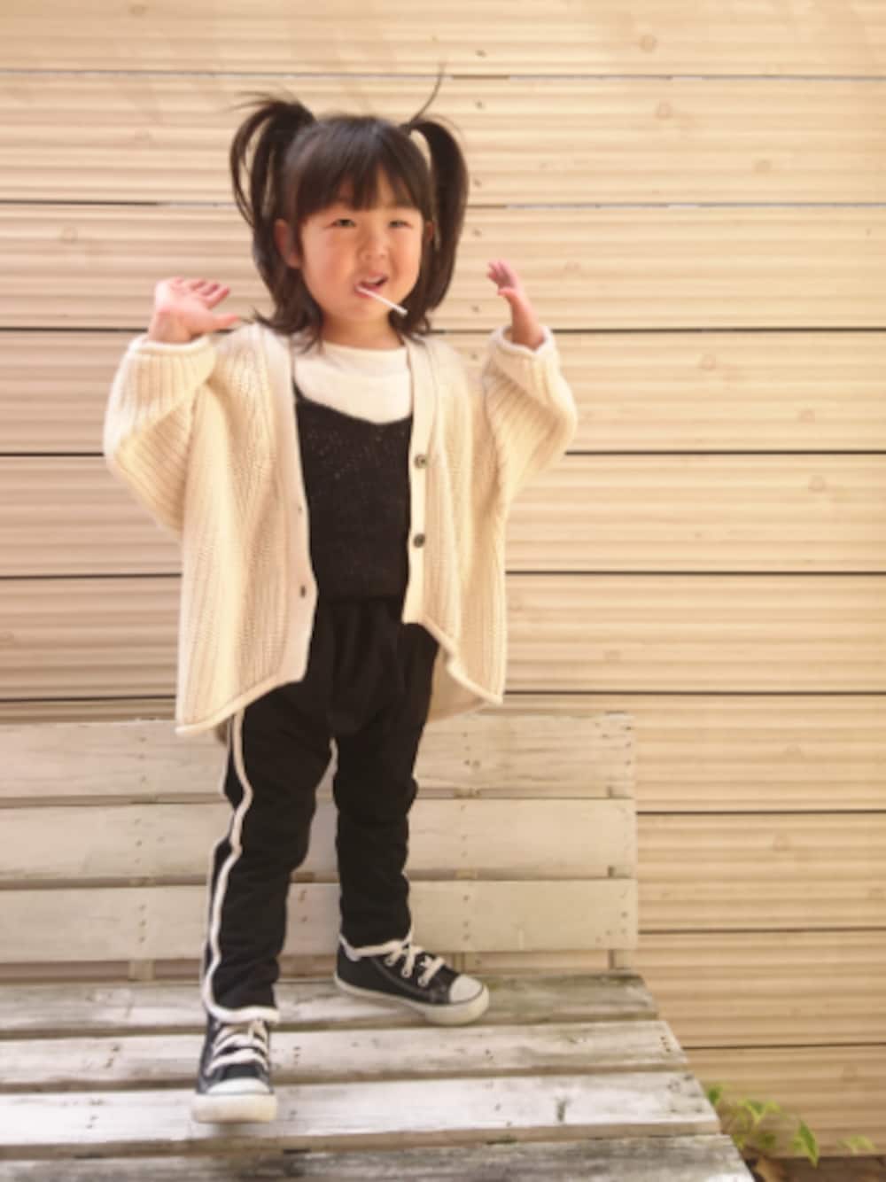 ブラック系のキャミソール、ホワイト系のカーディガン/ボレロ、ブラック系のスニーカーを着用したキッズの春コーディネートの1枚目の写真