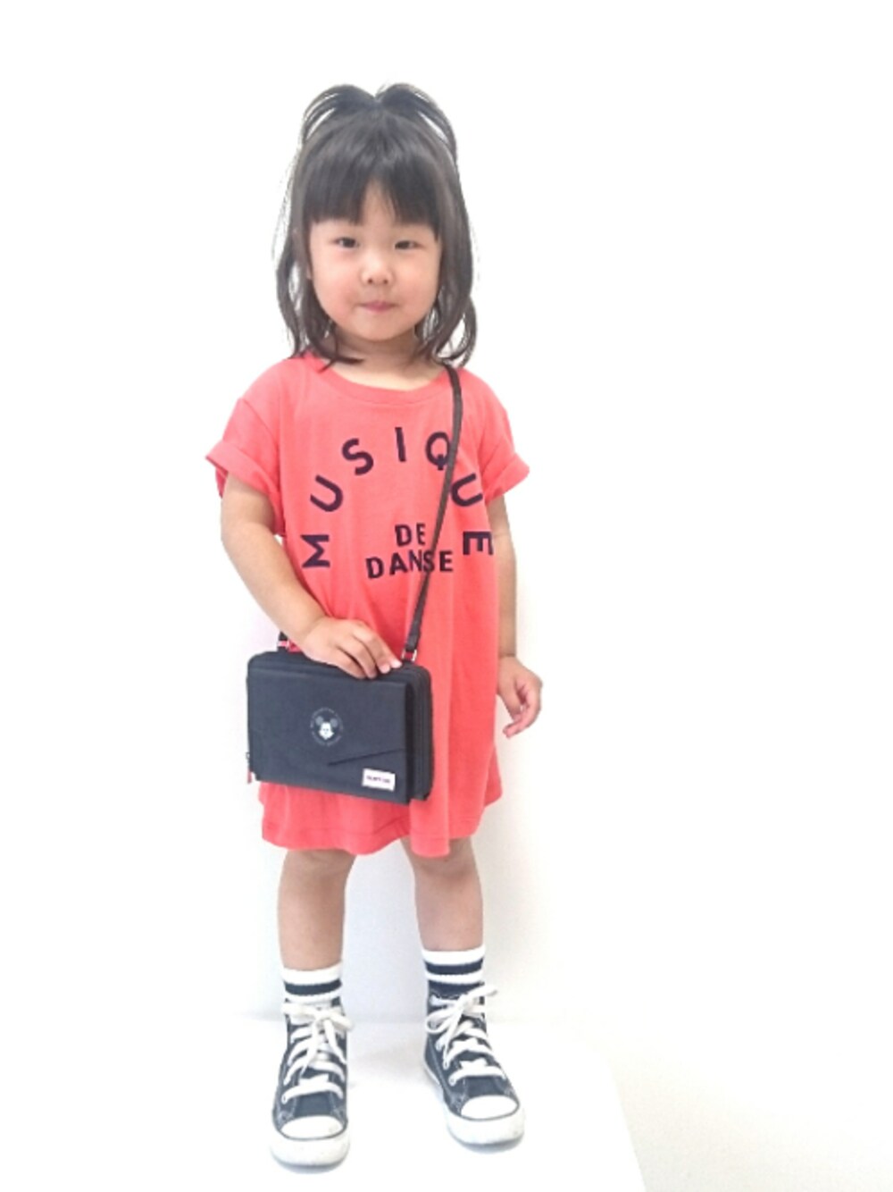 オレンジ系のTシャツ/カットソー、ブラック系のショルダーバッグ、ブラック系のスニーカーを着用したキッズの夏コーディネートの1枚目の写真