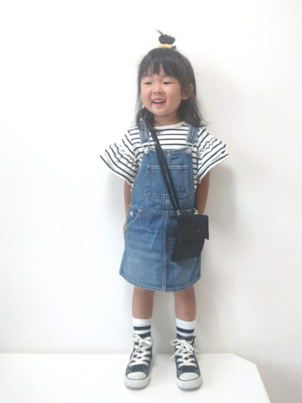 「ハーフお団子、オカシなヘアゴム、ボーダー、フリル袖、デニム、サロペット、ラインソックス、サコッシュ、しまじろう、夏セールで買いました」｜「オカシなヘアゴム🍪のアイテム（ヘアアクセサリー、イエロー系）」を使った、＊momochan＊さん（キッズ・90cm）の夏コーディネートの1枚目の写真