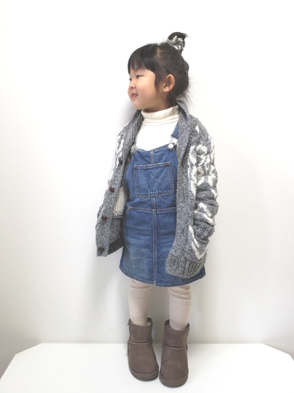 「カウチン、デニムサロペット、レギンス、ムートンブーツ、おだんごヘアー」｜「クリスマス🎂のアイテム（ラッピングキット、その他）」を使った、＊momochan＊さん（キッズ・100cm）の冬コーディネートの1枚目の写真