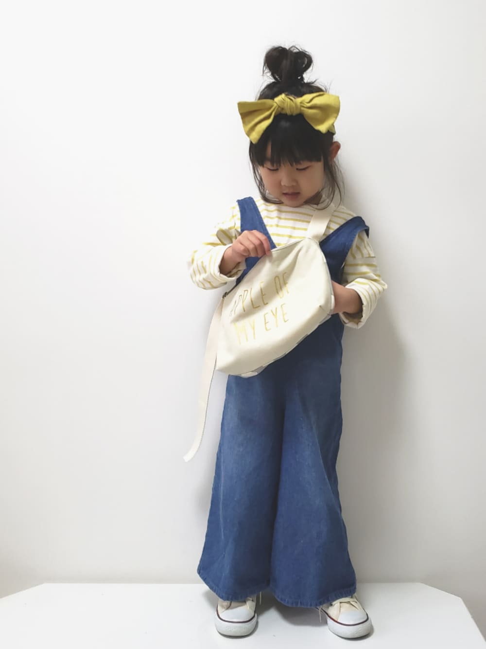 「ハンドメイド、バッグ、ヘアバンド、ボーダー、デニムワイドパンツ、サロペット、コンバース、イエロー」｜「作品のアイテム（フォトフレーム、その他）」を使った、＊momochan＊さん（キッズ・100cm）の冬コーディネートの1枚目の写真