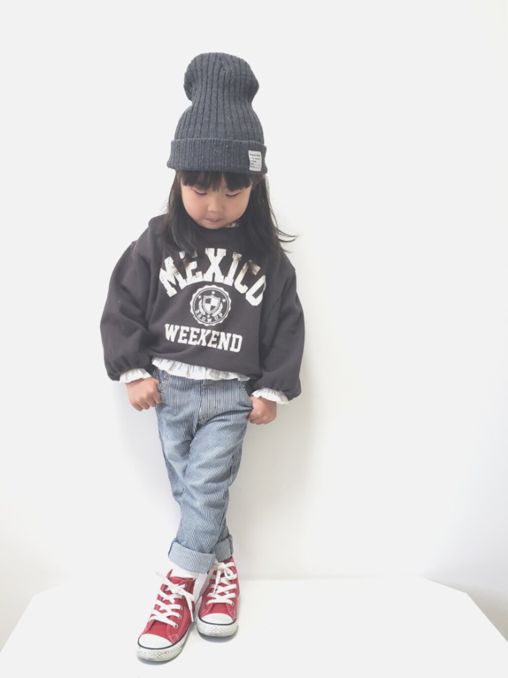 グレー系のスウェット、その他のその他パンツ、ホワイト系のシャツ/ブラウスを着用したキッズの冬コーディネートの1枚目の写真