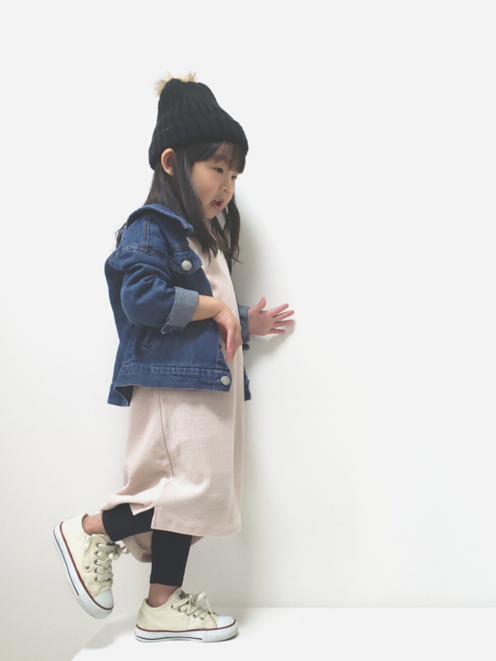 「ニット帽、ワッフルワンピース、デニムジャケット、スキニー、コンバース」｜「Birthdayのアイテム（ワンピース/ドレス、ベージュ系）」を使った、＊momochan＊さん（キッズ・100cm）の春コーディネートの1枚目の写真