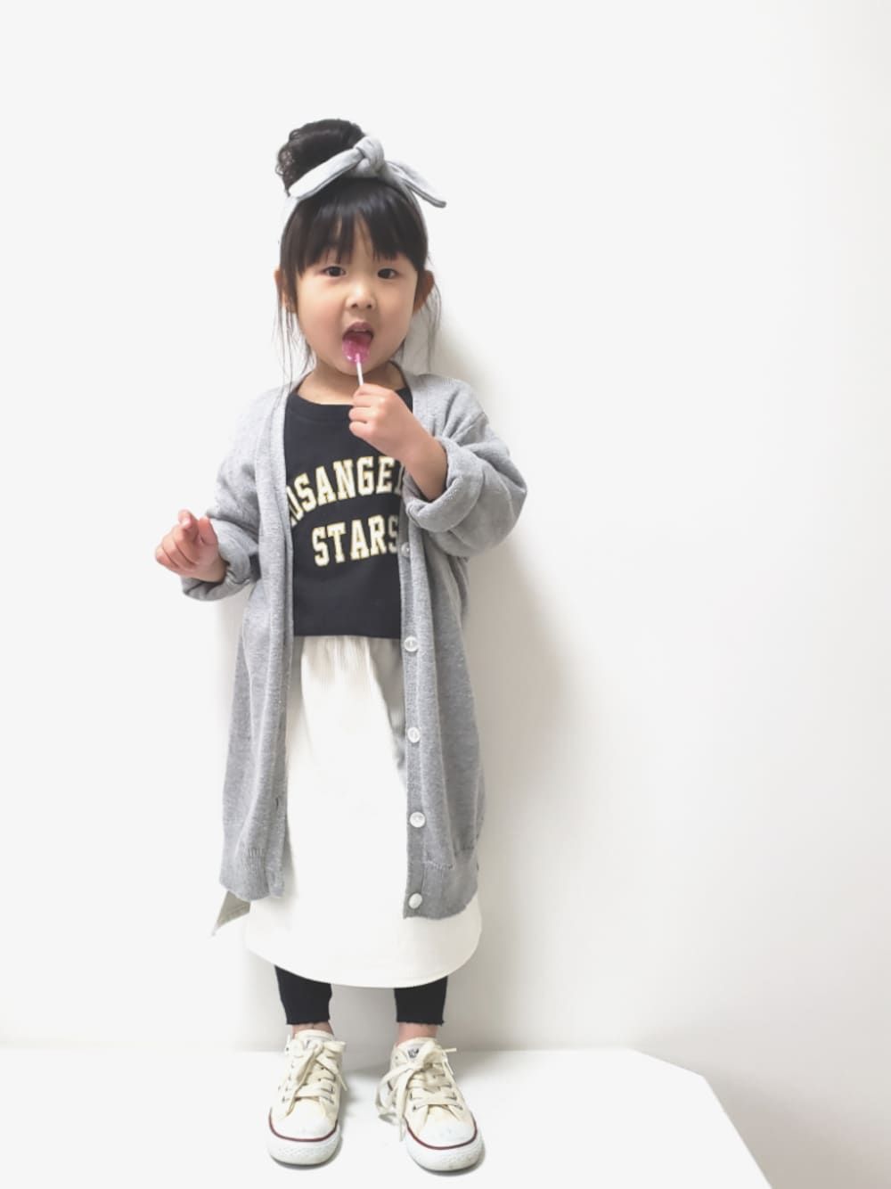 「ヘアバンド、ロングカーディガン、Tシャツ、タイトスカート、レギンス」｜「mamamade 😊のアイテム（ヘアバンド、グレー系）」を使った、＊momochan＊さん（キッズ・100cm）の春コーディネートの1枚目の写真