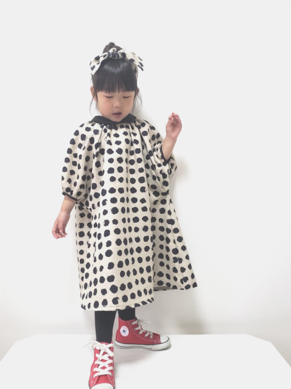 その他のワンピース、レッド系のスニーカー、その他のヘアバンドを着用したキッズの春コーディネートの1枚目の写真