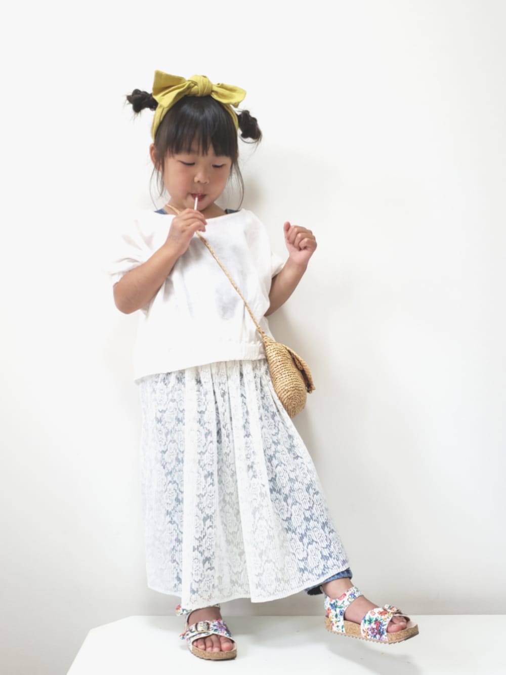 ホワイト系のシャツ/ブラウス、その他のサンダル、ホワイト系のサロペット/オーバーオールを着用したキッズの春コーディネートの1枚目の写真