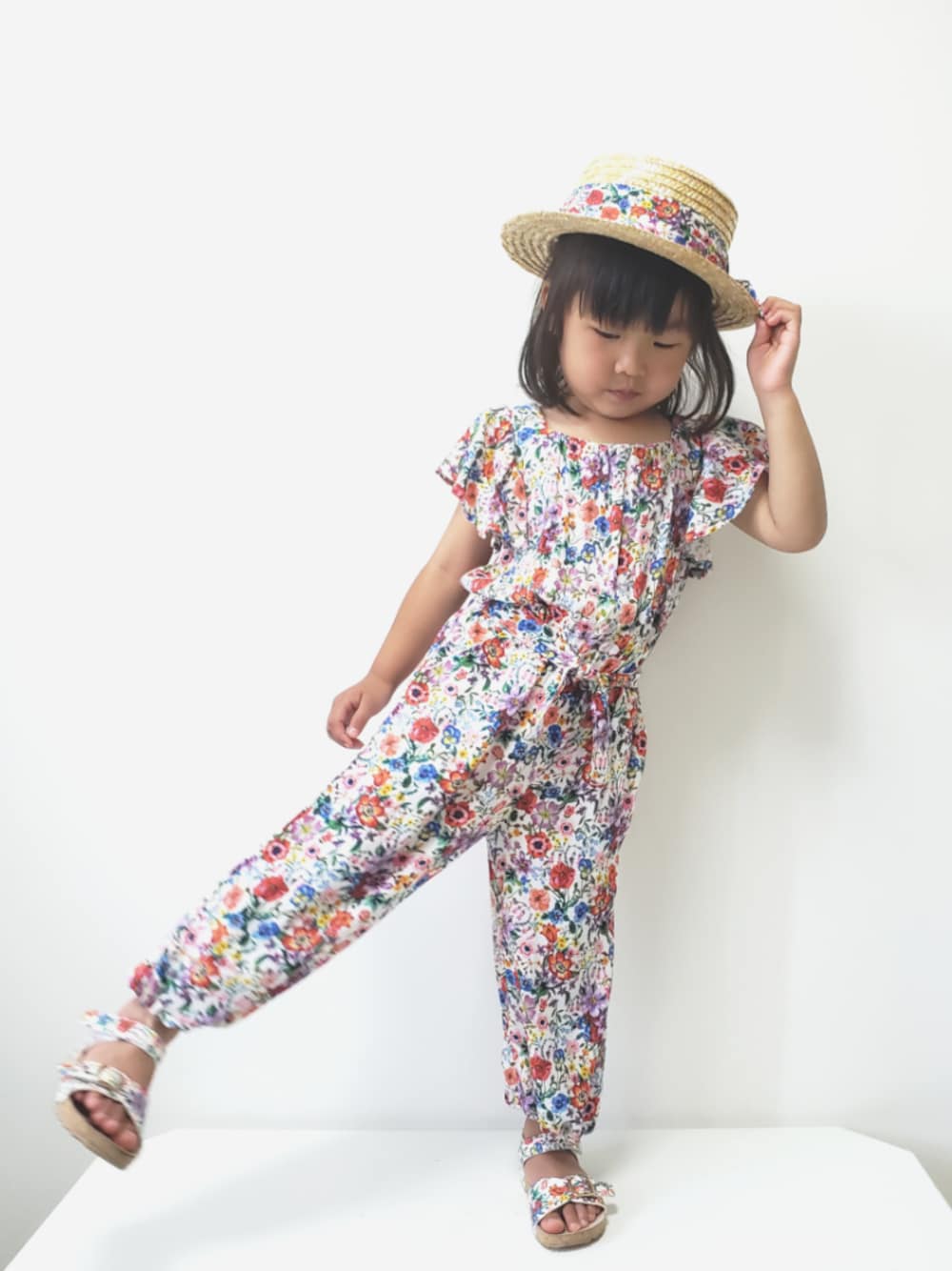 「花柄、ナタリーレテ、カンカン帽、オールインワン、サンダル」｜「H&Mのアイテム（つなぎ/オールインワン、その他）」を使った、＊momochan＊さん（キッズ・100cm）の春コーディネートの1枚目の写真