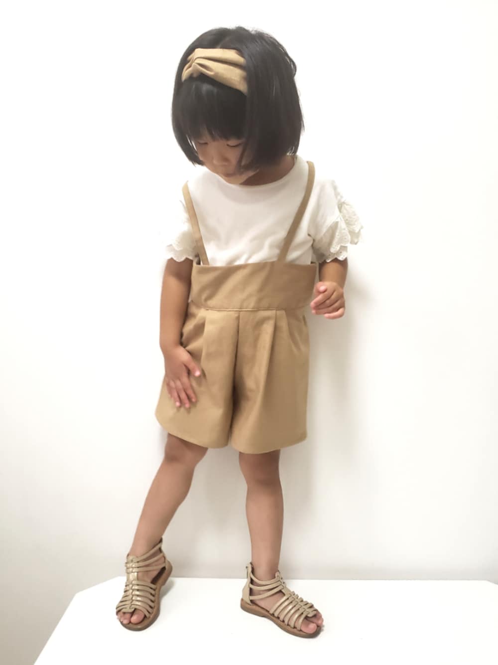 「ベージュ、サロペット、ヘアバンド」｜「プール遊びのアイテム（音楽/本・雑誌、その他）」を使った、＊momochan＊さん（キッズ・100cm）の夏コーディネートの1枚目の写真