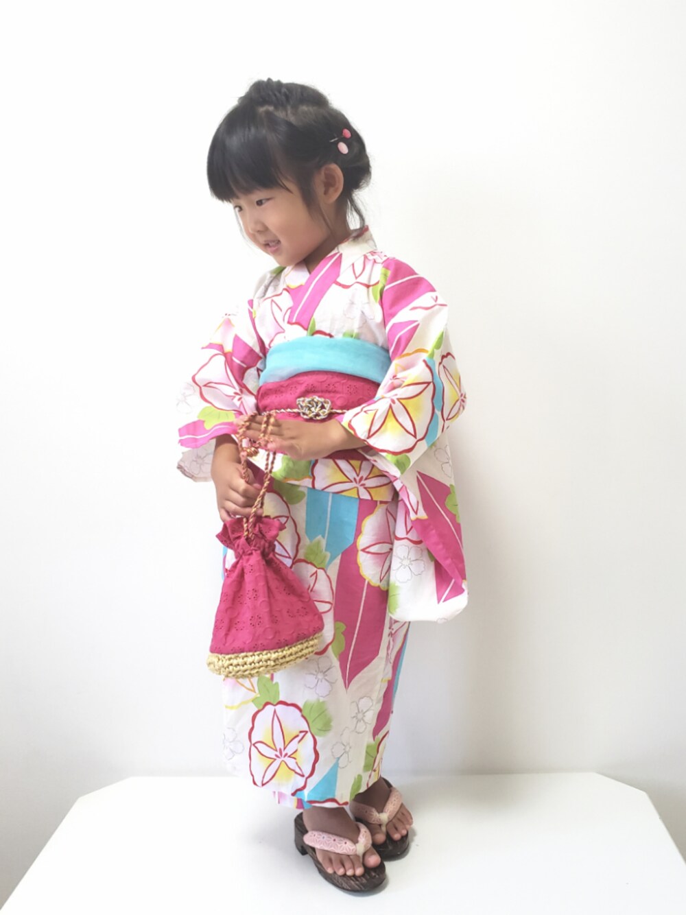 ピンク系の和装小物、ピンク系の浴衣、ピンク系の和装小物を着用したキッズの夏コーディネートの1枚目の写真