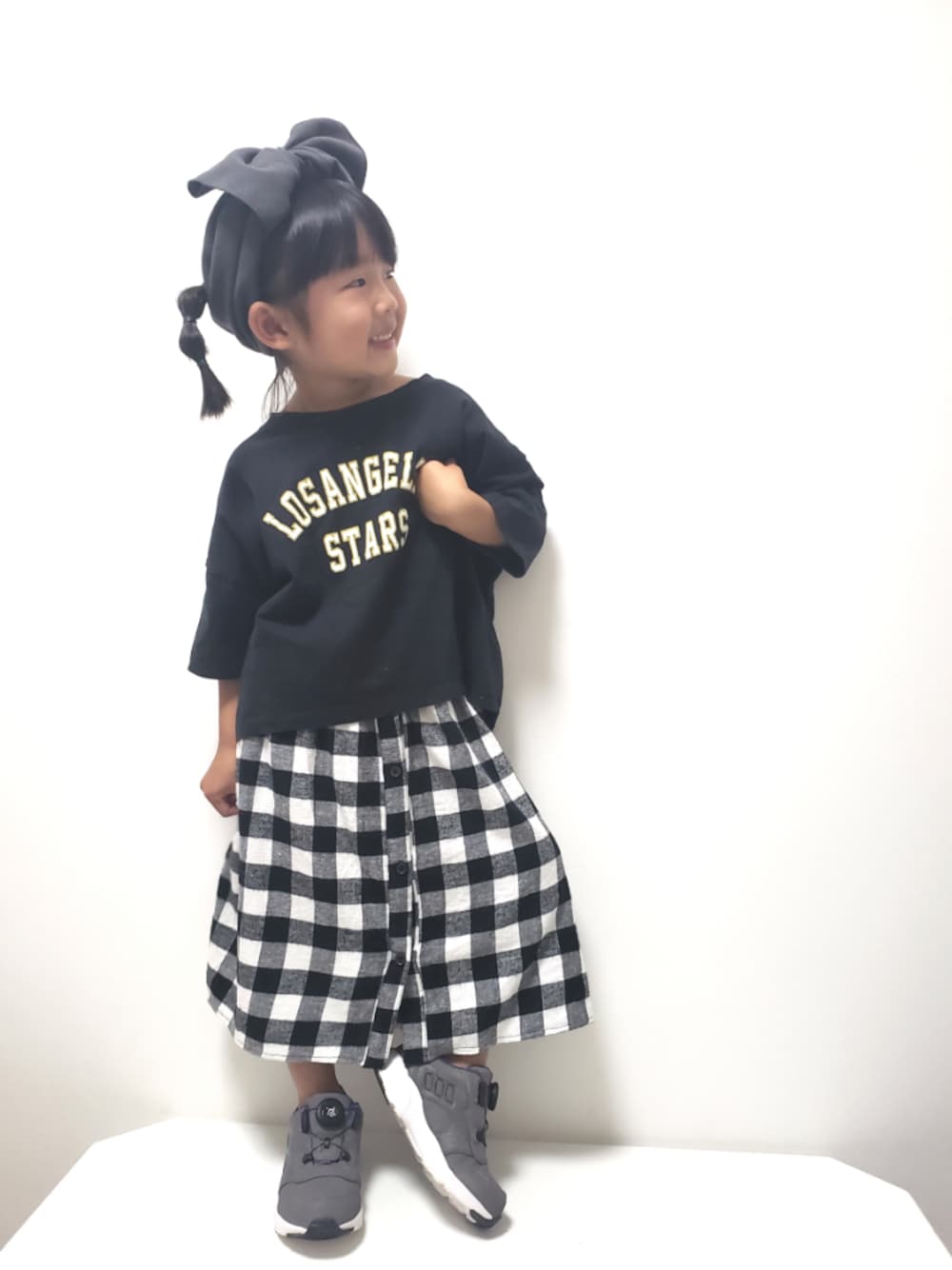 「ギンガムチェック、ロングスカート、モノトーン、ヘアバンド、たまねぎヘアー、ダイヤルドライブ」｜「CIAOPANIC TYPYの【CIAOPANIC TYPY lil'】BIGリブリボンターバン（ヘアバンド、グレー系）」を使った、＊momochan＊さん（キッズ・100cm）の秋コーディネートの1枚目の写真