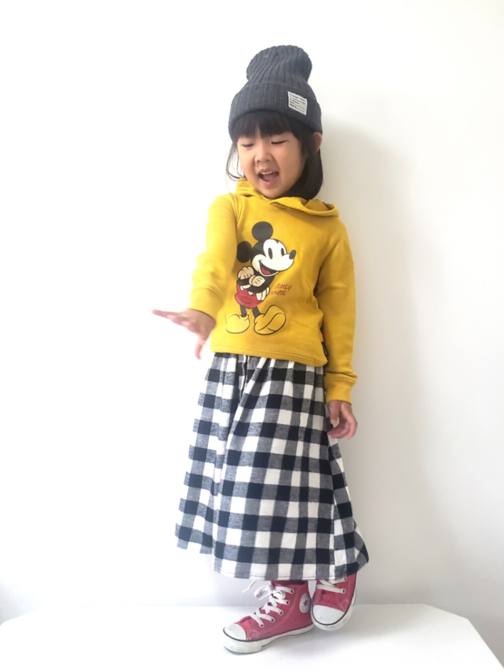 「ニット帽、からし色、チェックスカート、2019秋チェッカーず、コンバース、やっぱりストリートが好き」｜「CONVERSEのCHILD ALL STAR N Z HI チャイルド オールスター N Z H（スニーカー、レッド系）」を使った、＊momochan＊さん（キッズ・100cm）の秋コーディネートの1枚目の写真