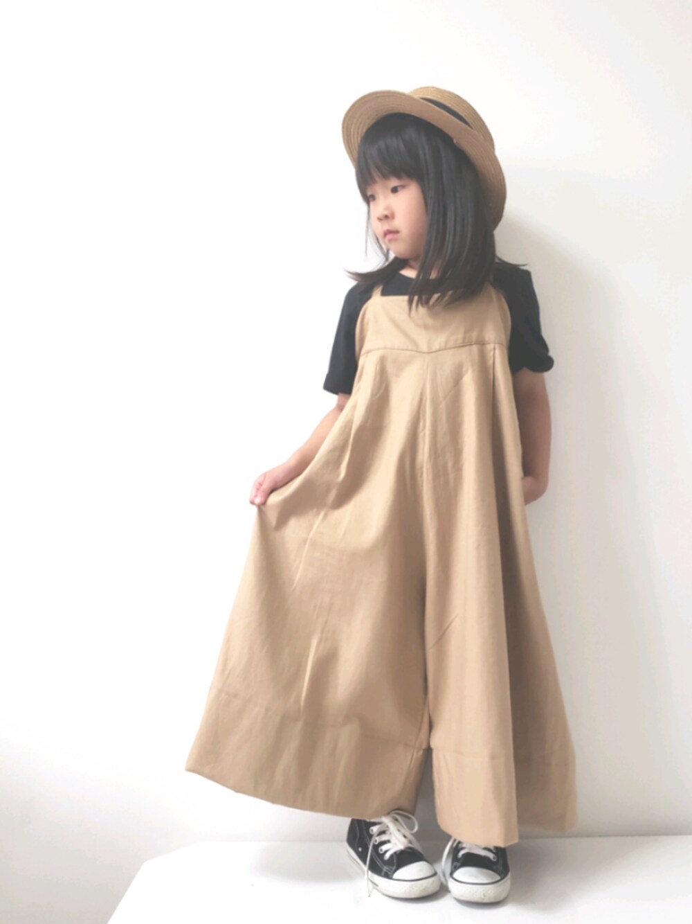 ベージュ系のオールインワン・サロペット、ブラック系のスニーカー、その他のフォトフレームを着用したキッズの春コーディネートの1枚目の写真