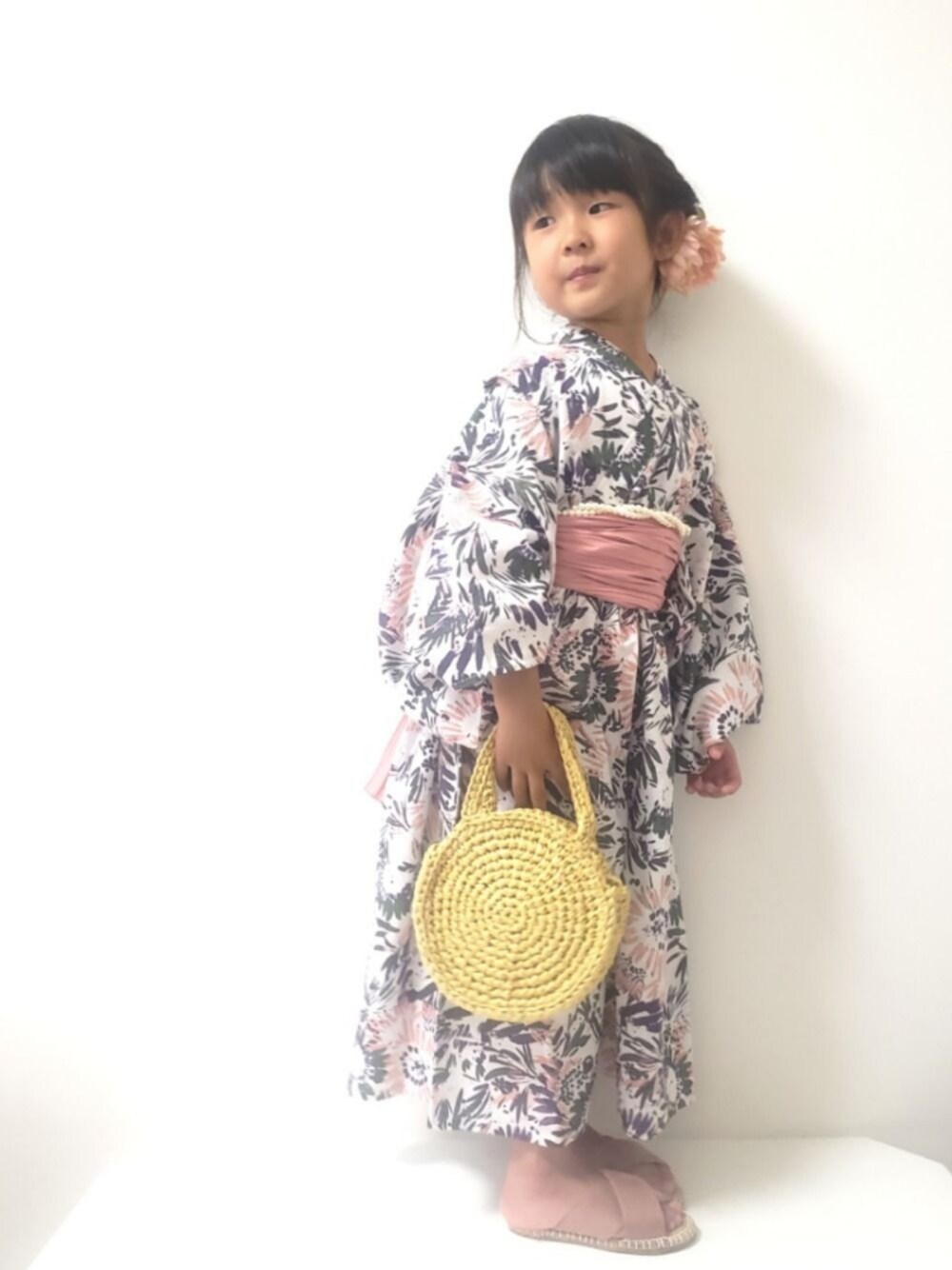 ピンク系のサンダル、ベージュ系のかごバッグ、その他のフォトフレームを着用したキッズの夏コーディネートの1枚目の写真