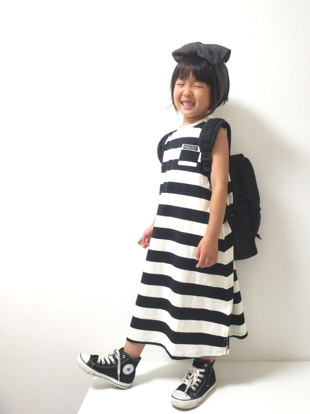 「モノトーン、ボーダー、ボーダーワンピース、ボーダートップス、リュック、コンバース、ヘアバンド」｜「CONVERSEの【CONVERSE】CHILD ALLSTAR N HI 3CK546/3CK547/3CK548/3CK549（スニーカー、ブラック系）」を使った、＊momochan＊さん（キッズ・110cm）の夏コーディネートの1枚目の写真
