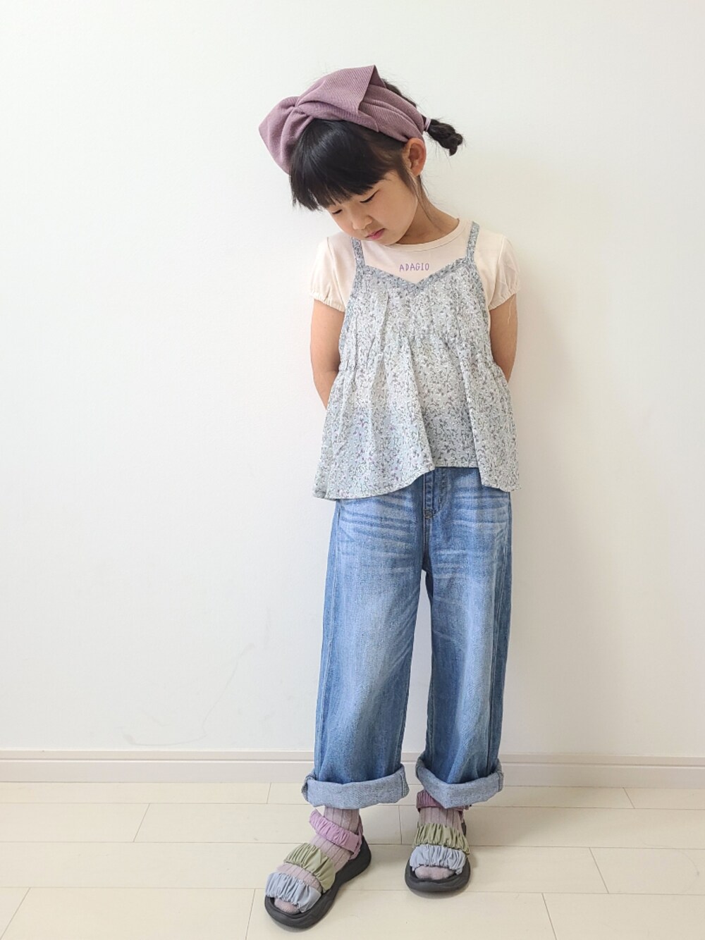 ブルー系のTシャツ/カットソー、ブルー系のデニムパンツ、その他のサンダルを着用したキッズの春コーディネートの1枚目の写真