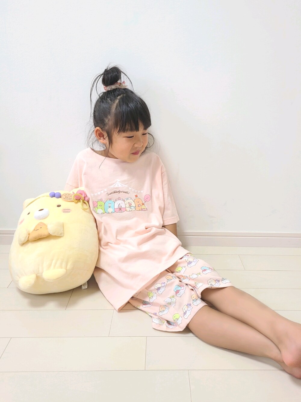ピンク系のTシャツ/カットソー、ピンク系のルームウェア、その他のラッピングキットを着用したキッズの夏コーディネートの1枚目の写真