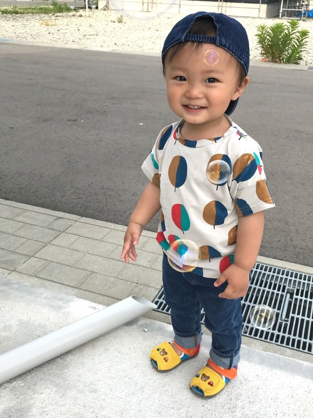 「むすこーで、男の子、おとこのこ、1歳、シャボン玉、おしゃれさんと繋がりたい、ジーンズ、夏コーデ、韓国子供服、キッズコーデ」｜「OLD NAVYのアイテム（キャップ、ブルー系）」を使った、KANKANさん（キッズ・80cm）の春コーディネートの1枚目の写真
