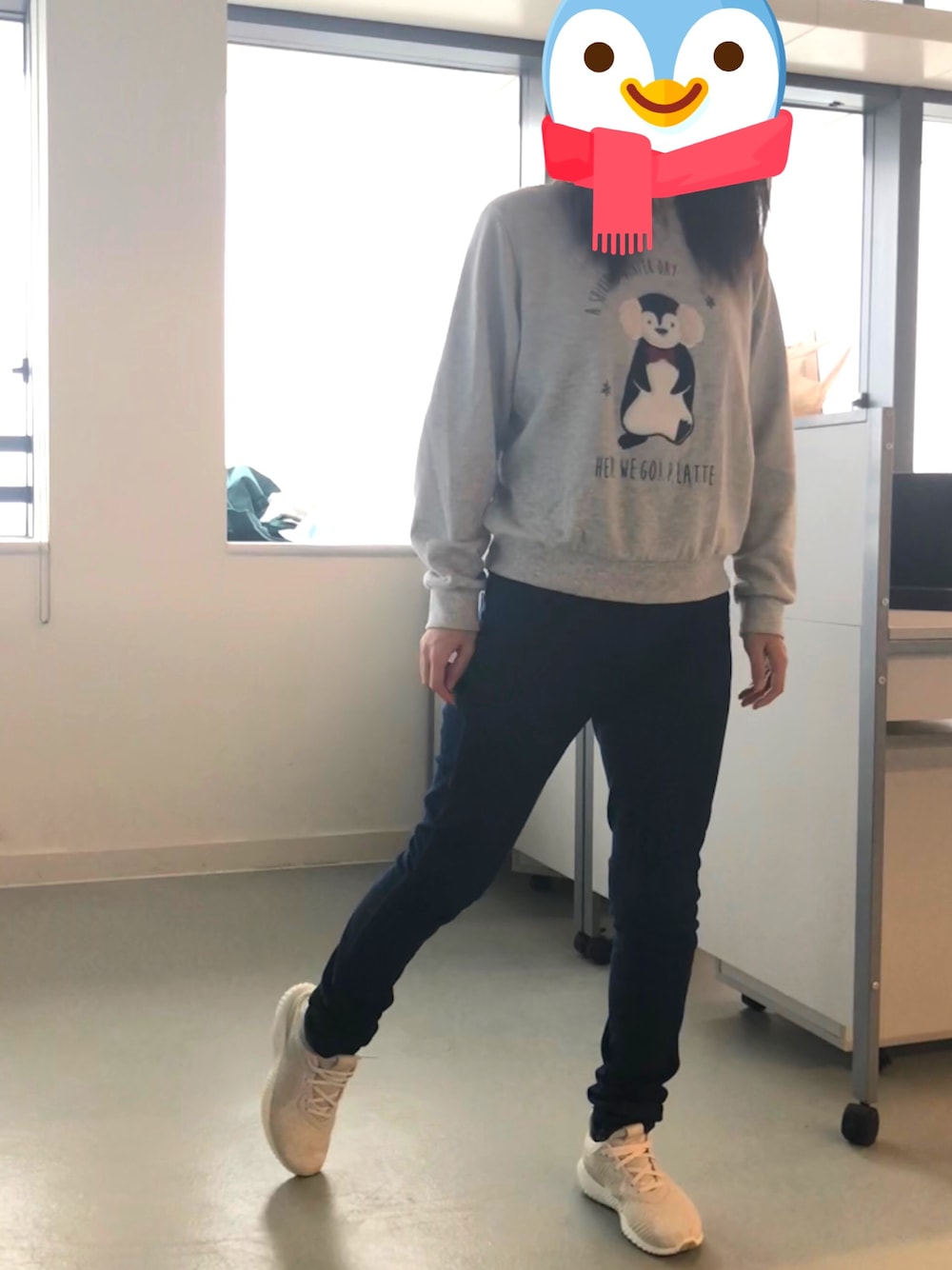 ベージュ系のスニーカーを着用したレディースの冬コーディネートの1枚目の写真