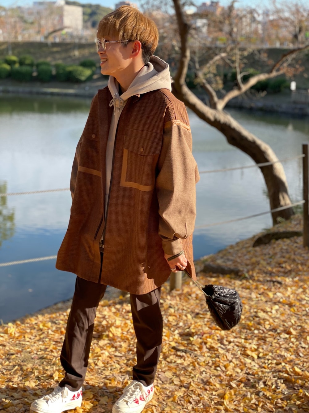 ブラウン系のジャケット/アウター、ベージュ系のパーカーを着用したメンズの秋コーディネートの1枚目の写真