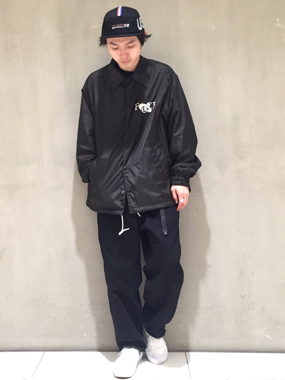 「春、春コーデ、黒、streetstyle、デニム、ゴールデンウィーク、ＧＷ、FACETASM、コーチジャケット、白スニーカー」｜「FACETASMのアイテム（ジャケット/アウター、ブラック系）」を使った、イリザワさん（メンズ・170cm）の春コーディネートの1枚目の写真